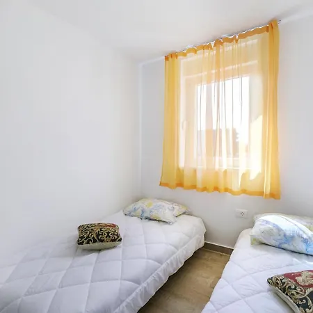 2 Bedroom Gorgeous Apartment In Pula Apartman Pula