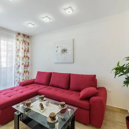 2 Bedroom Gorgeous In Apartment *