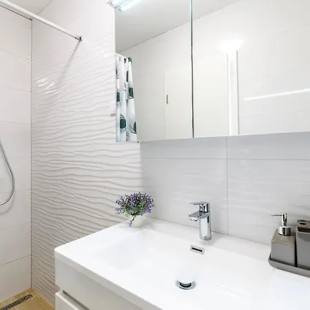 Apartment 2 Bedroom Gorgeous In