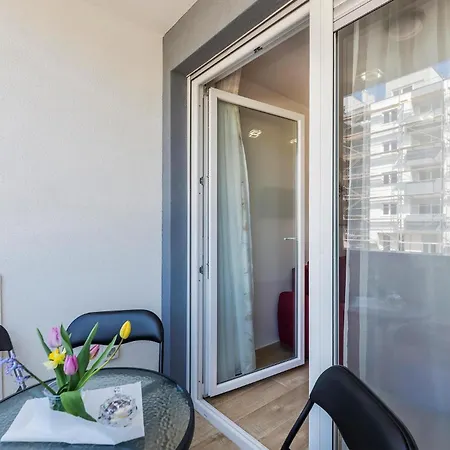 Apartment 2 Bedroom Gorgeous In *