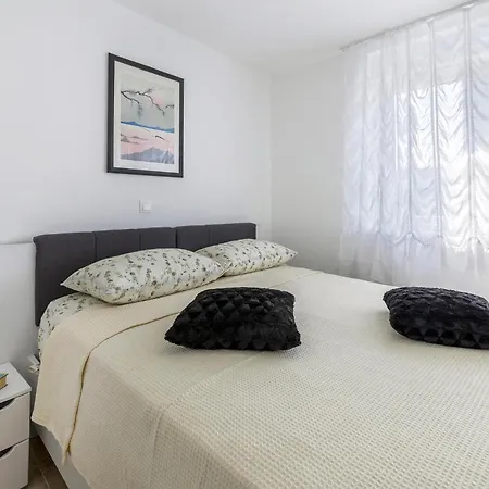 2 Bedroom Gorgeous In Apartment Pula