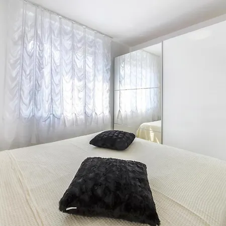 2 Bedroom Gorgeous In Apartment