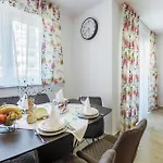 2 Bedroom Gorgeous Apartment In Pula *