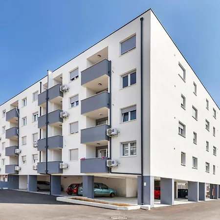2 Bedroom Gorgeous Apartment In Pula * Pola